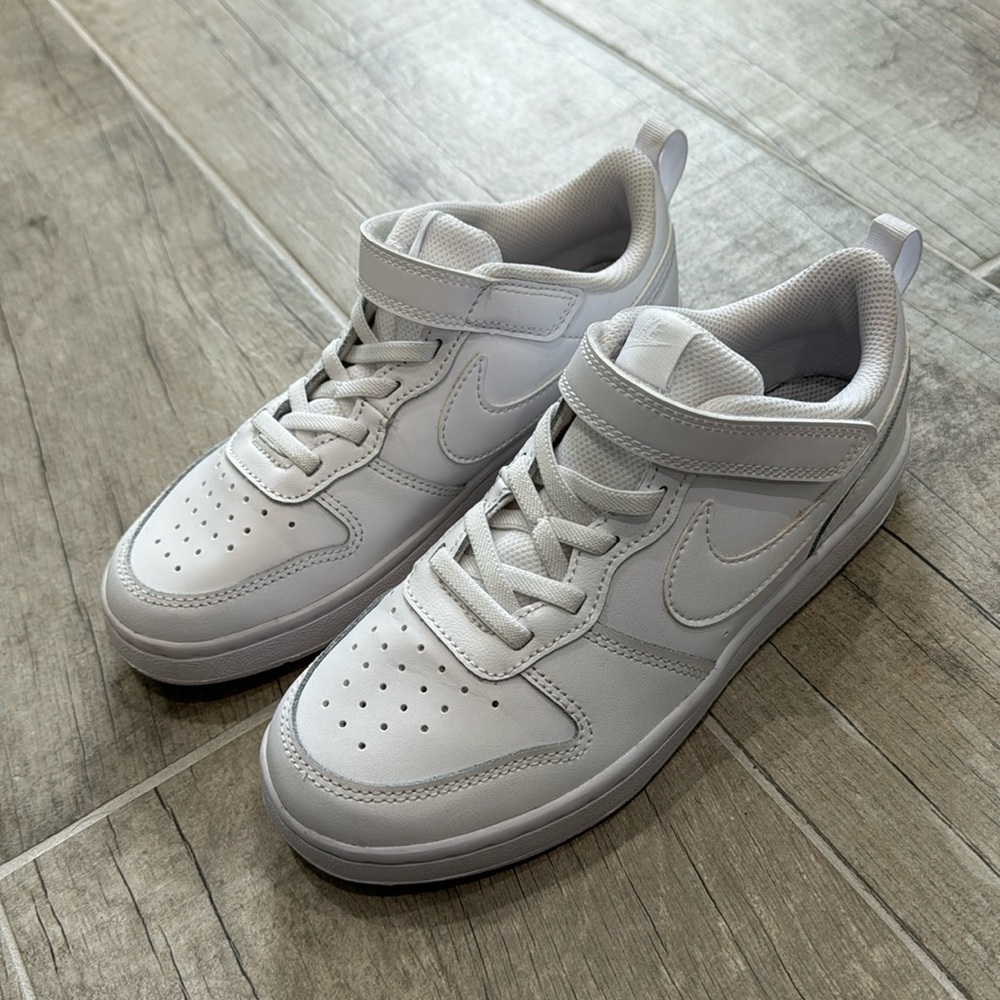NIKE KIDS COURT BOROUGH LOW 2 white sneakers size 2.5y. Brand new without tags.